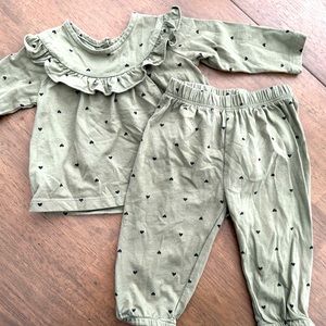 Baby GAP - two piece, baby girl’s green heart ruffle set 3-6 month